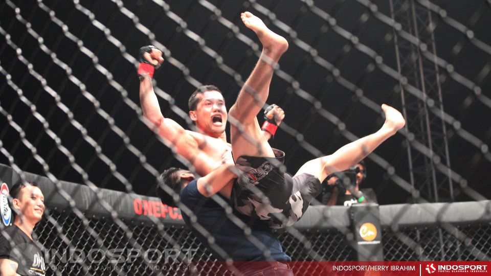 Yohan Mulia Legowo mengalahkan Mario Satya Wirawan dalam ajang One Championship Tribe of Warriors di Jakarta. Copyright: © Herry Ibrahim/INDOSPORT